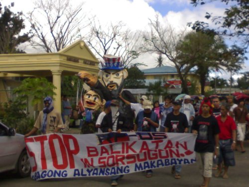 Sorsoganons by the thousands rally against Balikatan